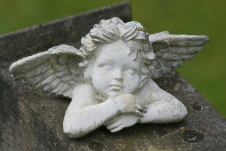 [WYWIAD] „Pochowanie zmarłego dziecka nadaje mu pełnię osobową…” Rozmowa z Martą Mierzejewską i księdzem Tomaszem Ceniuchem z fundacji Donum Vitae