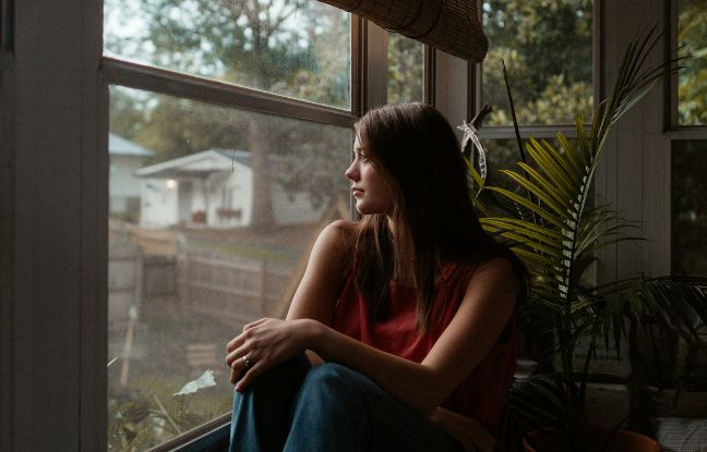 wasze historie po poronieniu - kobieta siedzi zamyślona przy oknie