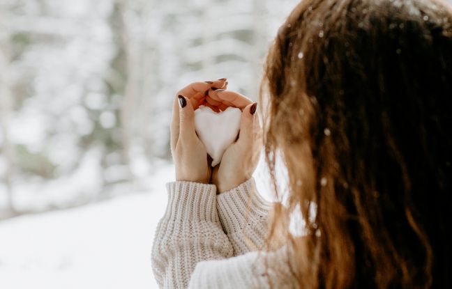 wasze historie po poronieniu - kobieta trzymająca serce w dłoni