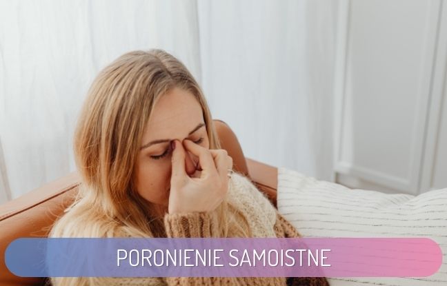 poronienie samoistne - kobieta siedząca na łózku