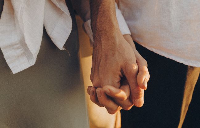 historie po poronieniu - para trzyma się za dłonie