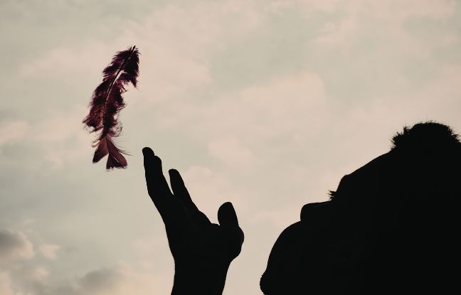 wasze historie po poronieniu - postać i w tle piórko