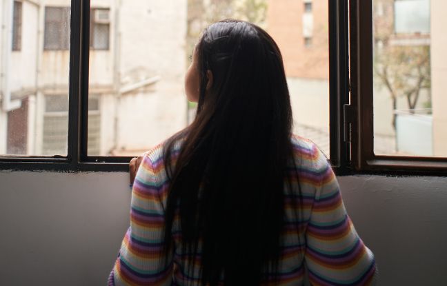 historie o poronieniu - kobieta zamyślona, patrząca przez okno historie o poronieniu