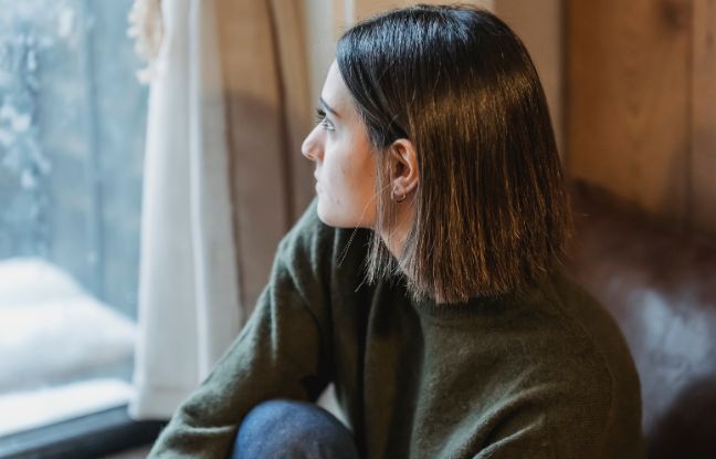 historie po poronieniu - kobieta siedząca w oknie, zamyślona