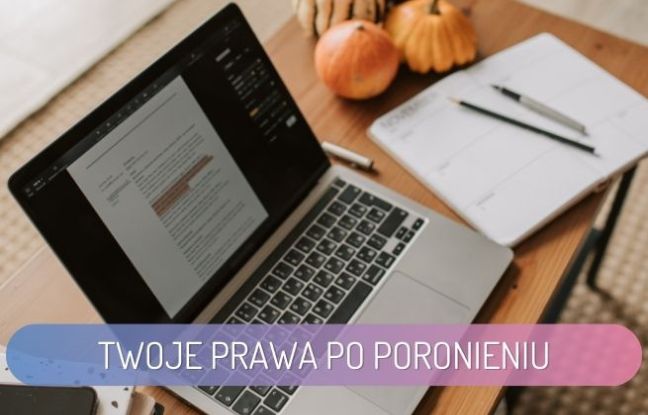 prawa po poronieniu - komputer na biurku i pobieranie wniosku o urlop macierzyński po poronieniu