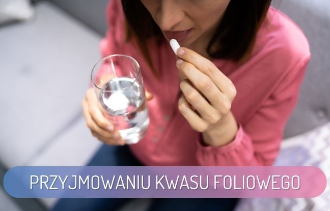 przyjmowanie kwasu foliowego - kobieta trzymająca szklane wody