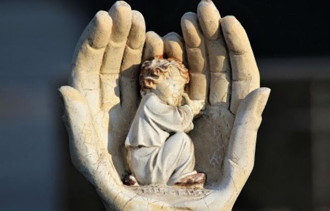 wasze historie po poronieniu - aniołek w dłoni, pomnik