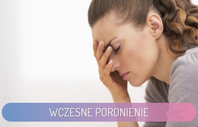 wczesne poronienie - Kobieta w skupieniu zasłania twarz dłonią. Grafika ilustruje temat wczesnego poronienia.