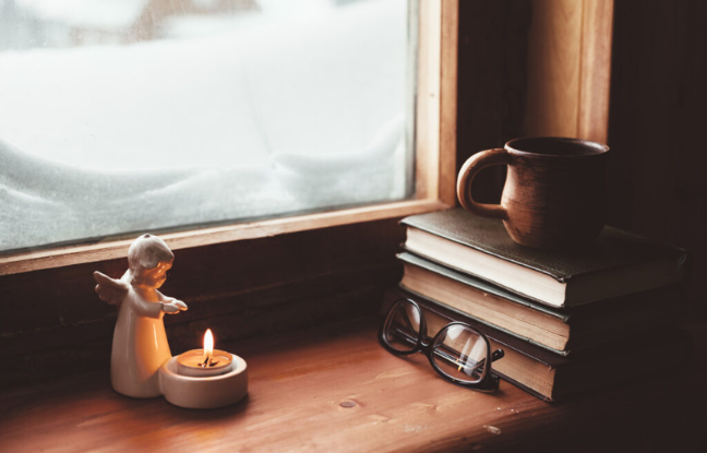 wasze historie po poronieniu - zapalona świeczka w kształcie aniołka