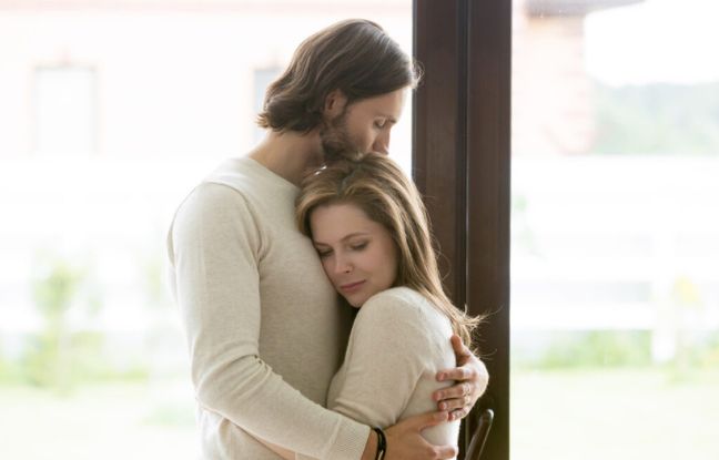 wasze historie po poronieniu - para trzymająca się w objęciach