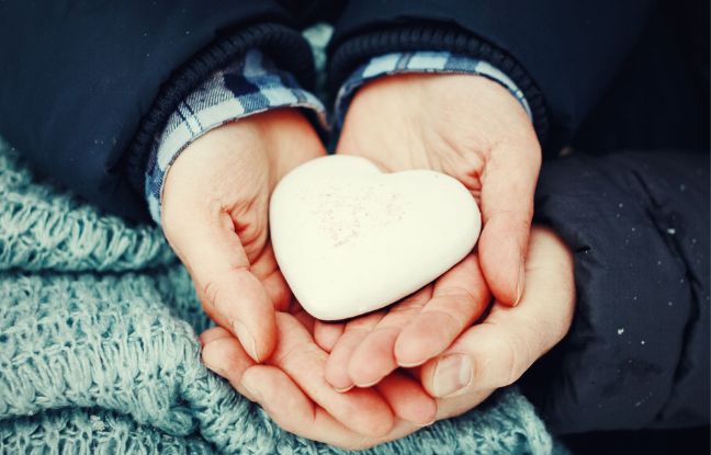 historie po poronieniu - dłonie pary, trzymające serce