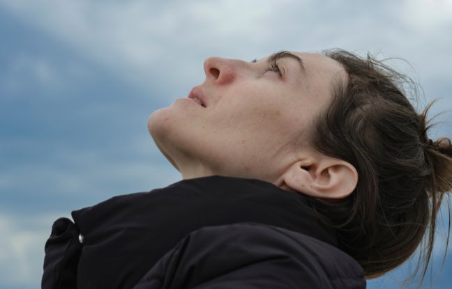 historia po poronieniu - kobieta patrzy w góre