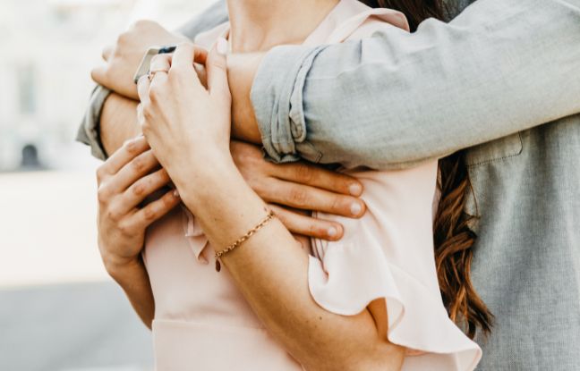 historia o stracie ciąży, para w objęciach