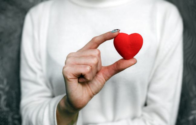 wasze historie po poronieniu - kobieta trzyma serce w dłoni