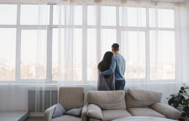 historie po poronieniu - para przy oknie