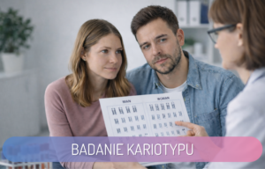 Para rozmawia z lekarzem, który pokazuje wyniki badania kariotypu – ilustracja diagnostyki genetycznej po poronieniu.