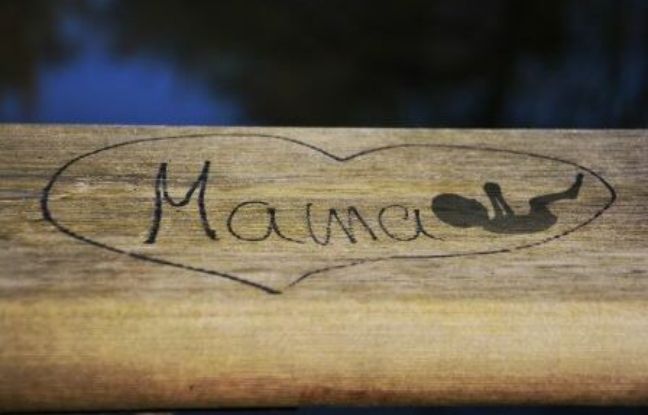 wasze historie po poronieniu - napis na drewnie mama