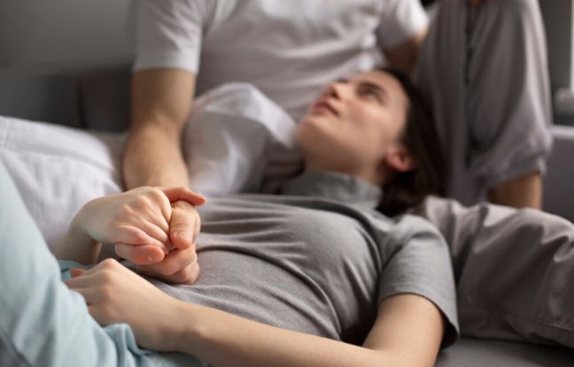 wasze historie po poronieniu - para trzymająca się dłonie