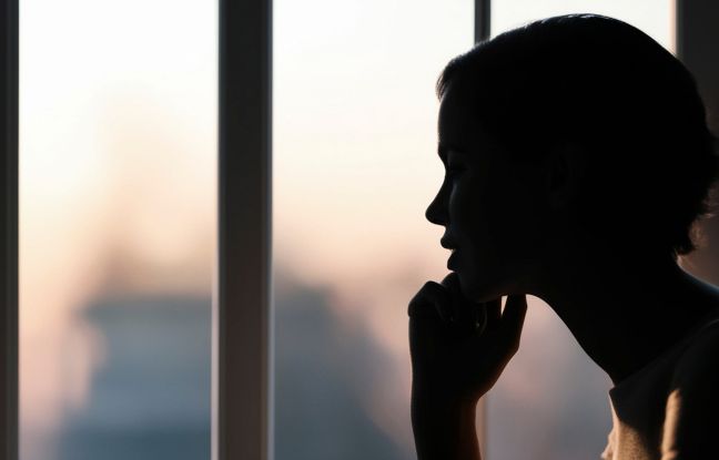wasze historie po poronieniu - kobieta zamyślona patrzy przez okno