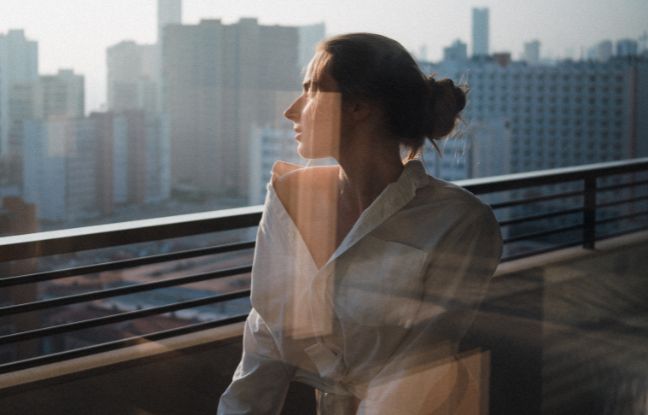 wasze historie po poronieniu - kobieta patrzy przed siebie wasze historie po poronieniu - kobieta patrzy przed siebie