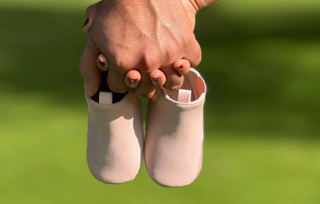 wasze historie po poronieniu - para trzymające buciki niemowlęce wasze historie po poronieniu - para trzymające buciki niemowlęce