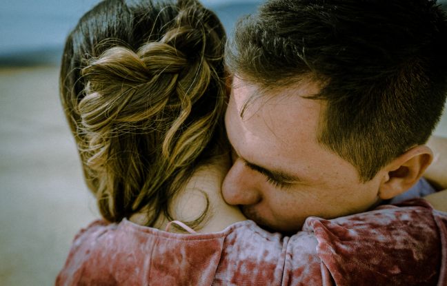 wasze historie po poronieniu - para przytulona do siebie