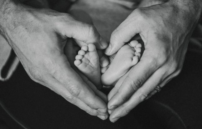 historia o poronieniu oczami ojca- tata trzymający w dłoniach stópki niemowlęce