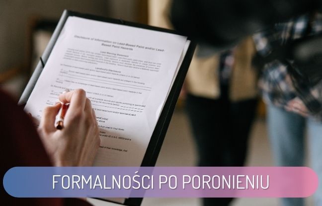 formalności po poronieniu - kobieta wypełniająca wniosek