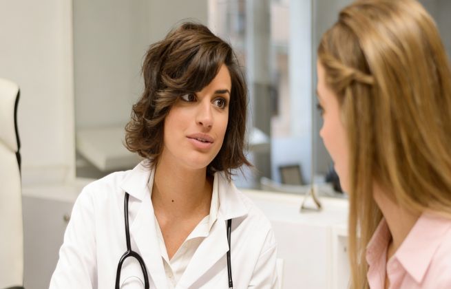 lekarka na konsultacji z pacjentką - rozmowa o zwolnieniu lekarskim (l4) po poronieniu