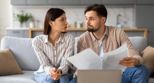 Rejestracja dziecka po poronieniu Rejestracja dziecka po poronieniu – para przygotowująca dokumenty do Urzędu Stanu Cywilnego