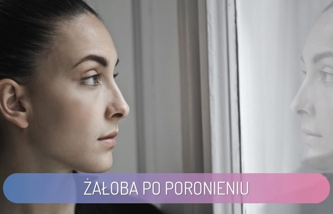 żałoba po poronieniu - kobieta zamyślona patrząca w okno