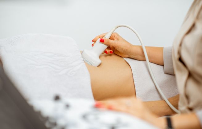 Objawy poronienia w 7. tygodniu ciąży - kobieta na usg u lekarza